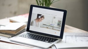 Offener Laptopauf dem Tisch