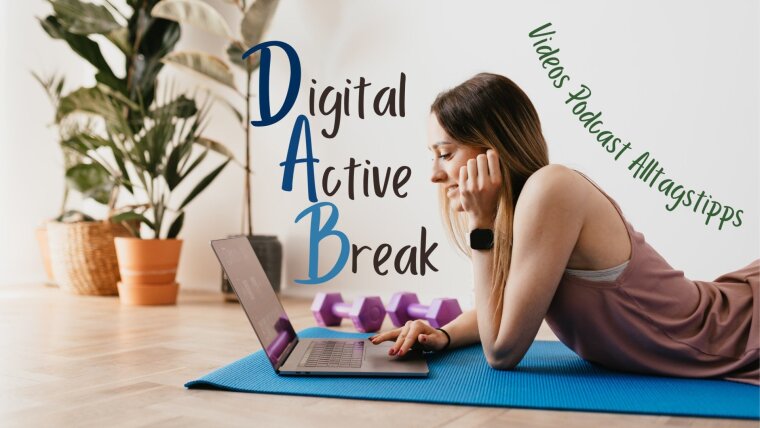 Platzhalterbild — Frau auf Sportmatte mit Laptop