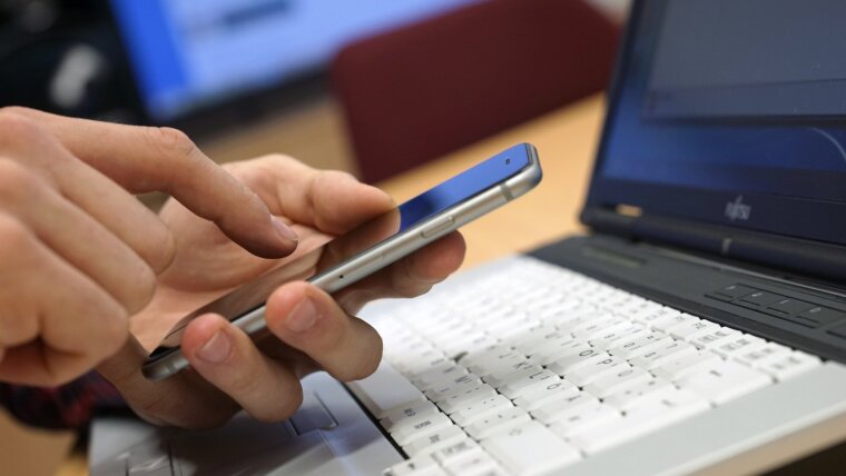 Smartphone und Notebook im Multimediazentrum der Universität Jena