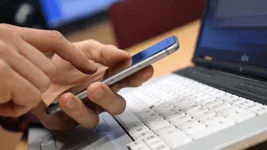 Smartphone und Notebook im Multimediazentrum der Universität Jena