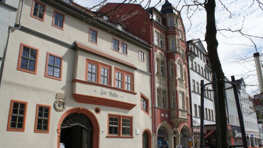 Außenansicht des historischen Auditoriums mit der Aufschrift Zur Rosen