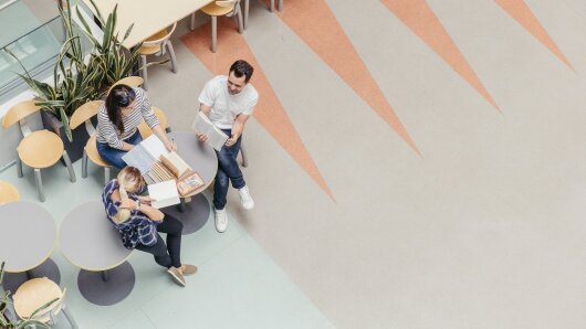 Studierende sitzen im Foyer
