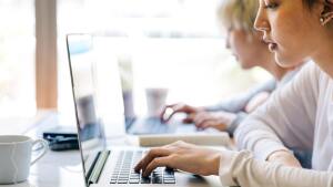 Eine Frau am Laptop