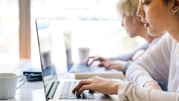 Eine Frau am Laptop