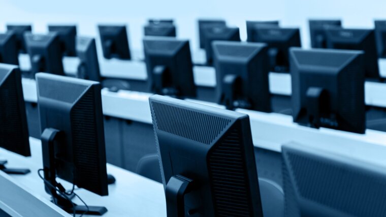Reihen von Computern in einem PC Pool