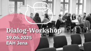 Teilnehmende sitzen in Gruppen beim Dialog-Workshop, Text: „Dialog-Workshop – 19.06.2025 – EAH Jena“