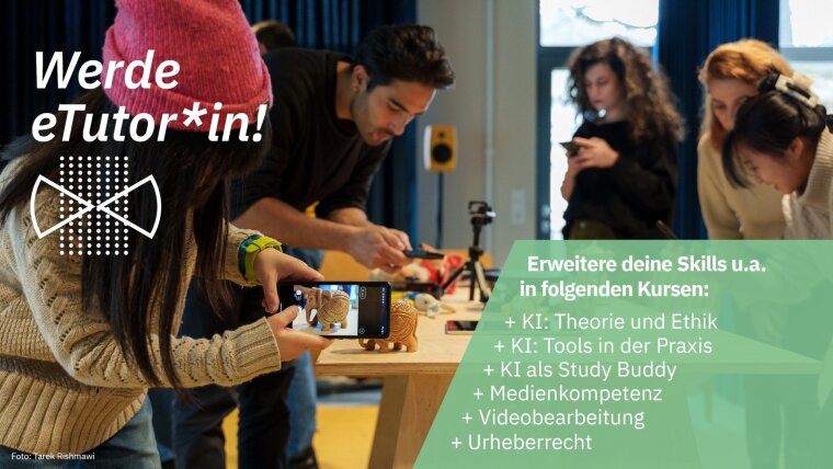 Eine Gruppe junger Menschen arbeitet gemeinsam an einem Tisch mit Kamera und Objekten, w?hrend eine Person ein kleines Holzmodell mit dem Smartphone fotografiert.