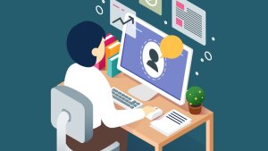 E-Learning: Person sitzt am Rechner, Aufgaben werden angezeigt