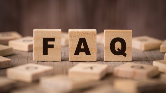 Buchstaben auf Holzwürfeln bilden den Begriff "FAQ"