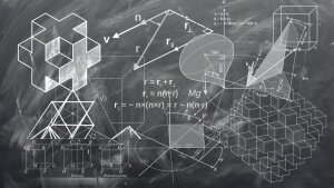 Geometrische Figuren und Berechnungen auf einer Tafel