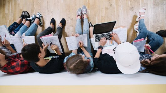 Studenten bei der Gruppenarbeit (von oben)